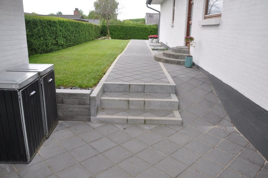 Moderne gangsti med grå fliser og trapper