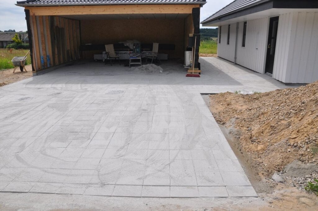 Ny belægning foran garage og hus under konstruktion