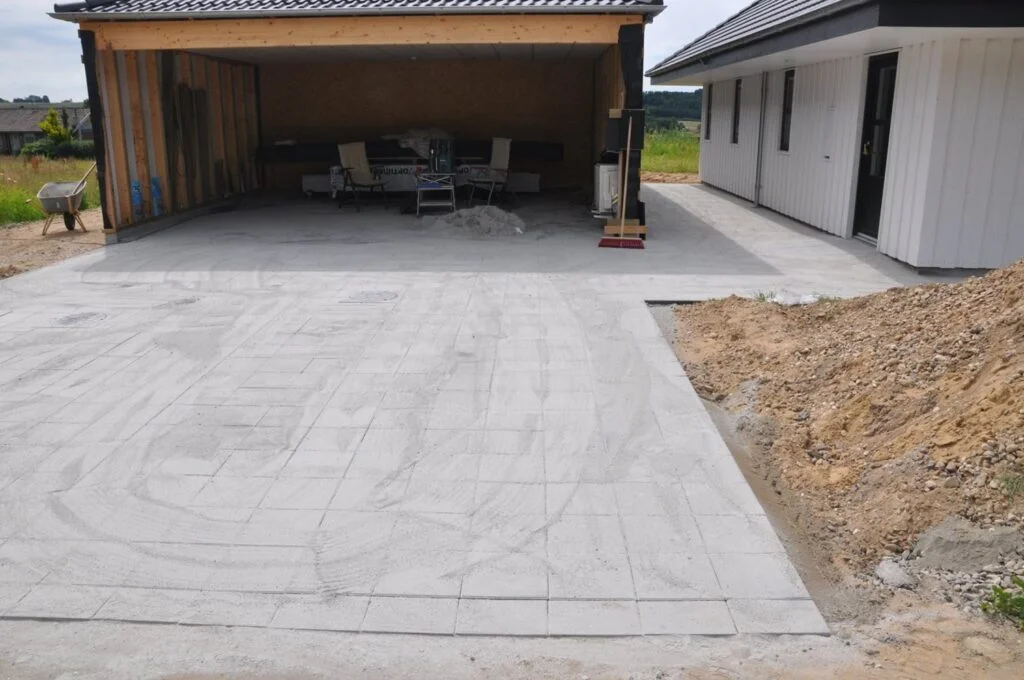 Ny belægning foran garage og hus under konstruktion